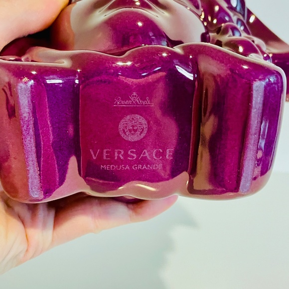 Versace x Rosenthal Medusa Grande Fuchsia Porcelain Scented Candle in Box - Picture 5 of 15